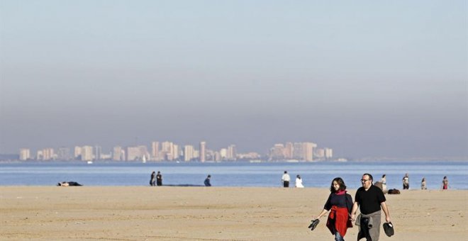 Una pareja pasea en la playa de La Malva disfrutando del sol y las temperaturas suaves. EFE