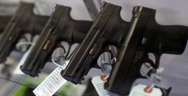 Pistolas automáticas a la venta en una tienda de armas en la localidad de Bridgeton, en el estado estadounidense de Misuri. REUTERS/Jim Young/Reuters