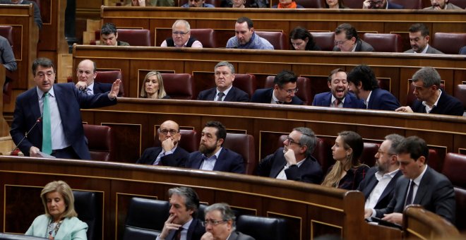 El portavoz del PNV, Aitor Esteban, interpela al presidente del Gobierno, Mariano Rajoy, durante la sesión de control al Ejecutivo en el Congreso de los Diputados. EFE/Juan Carlos Hidalgo