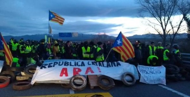 Un grupo de manifestantes independentistas cortan la AP-7 en Figueres. TWITTER/@CDR_Vidreres