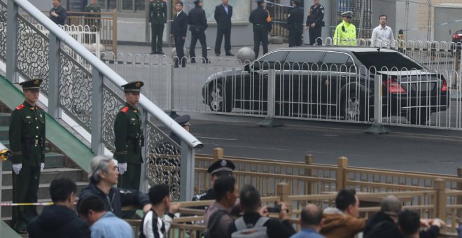 La limusina en la que se cree que podría viajar un miembro de una delegación de Corea del Norte, en Pekín, China. EFE
