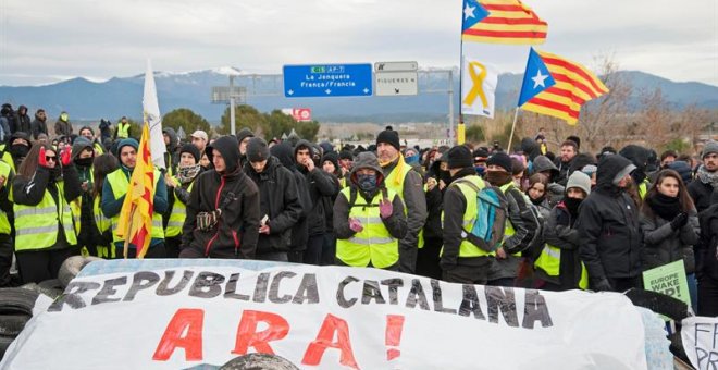 Cientos de personas han cortado desde primera hora de esta mañana la autopista AP-7 a la altura de la salida norte en Llers (Girona), en protesta por la detención de Carles Puigdemont en Alemania. EFE /Robin Townsend