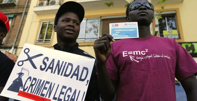 Una protesta de 2012 contra la retirada de la tarjeta sanitaria a los inmigrantes ne Madrid.-J. C. Hidalgo/EFE