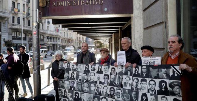 Miembros de la Plataforma de la Memoria Histórica se concentran en la puerta del Juzgado que ha citado a declarar como testigos a cinco miembros del Comisionado de la Memoria Histórica del Ayuntamiento de Madrid. EFE/Zipi