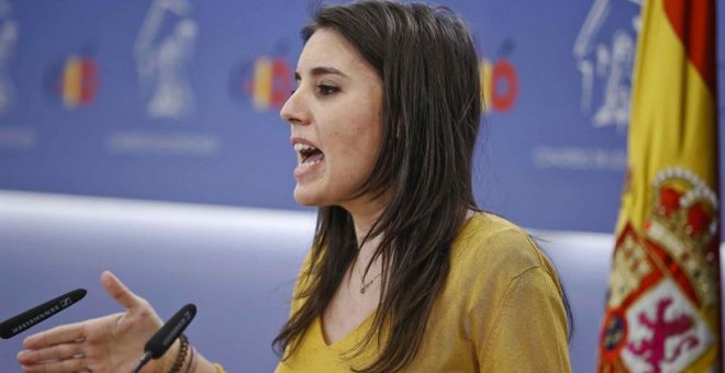 La portavoz de Podemos, Irene Montero, durante la rueda de prensa que ha ofrecido esta mañana en el Congreso de los Diputados, para informar acerca de los presupuestos generales del Estado 2018. Emilio Naranjo (EFE)