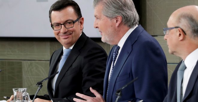 El ministro de Economía Román Escolano (i), el ministro Portavoz Iñigo Méndez de Vigo (c), y el ministro de Hacienda Cristóbal Montoro, durante la rueda de prensa posterior al Consejo de Ministros, celebrado en el Palacio de La Moncloa. EFE/Zipi