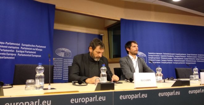Óscar Camps, director de la ONG Proactiva Open Arms y el eurodiputado de ICV, Ernest Urtasun en una rueda de prensa en el Parlamento Europeo. MARTA MONFORTE