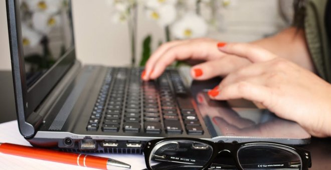 Una mujer trabajando en un ordenador portátil. | Pexels (CC0)