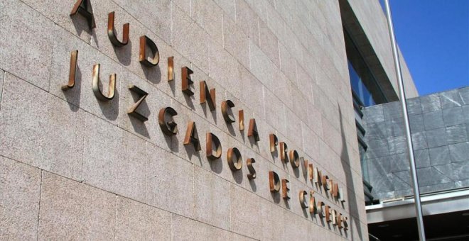 Imagen de archivo de la fachada de la Audiencia Provincial de Cáceres. EFE