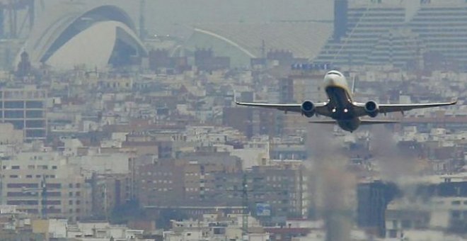 Un avión comercial despega desde el aeropuerto de Manises (València).- EFE