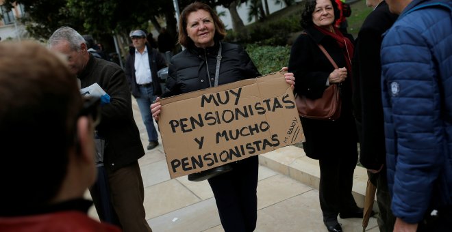 Una mujer sostiene una pancarta parociando una frase de Mariano Rajoy en una manifestación por la mejora de las pensiones, en Málaga. REUTERS/Jon Nazca