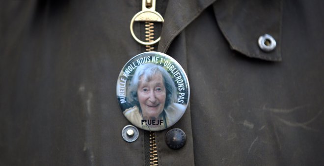 Un pin homenajea a la anciana judía asesinada.- REUTERS