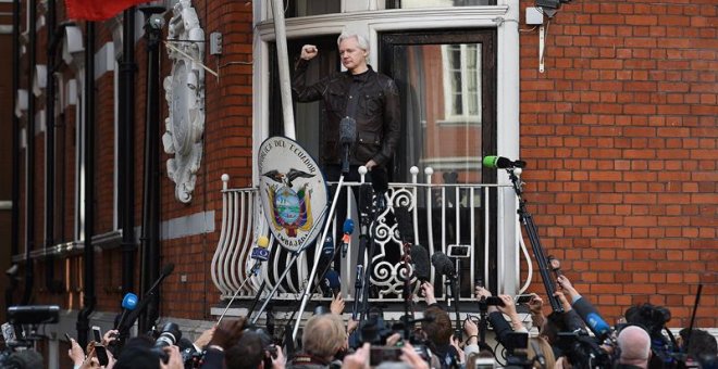 Fotografía de archivo del 19 de mayo del 2017 que muestra al fundador de Wikileaks, Julian Assange, mientras comparece ante los medios desde el balcón de la embajada ecuatoriana en Londres (Reino Unido). - EFE