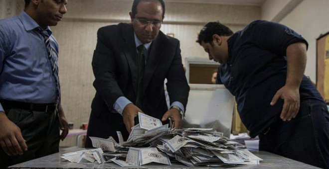 Trabajadores electorales cuentan votos en un colegio electoral de El Cairo. |  MOHAMED HOSSAM (EFE)