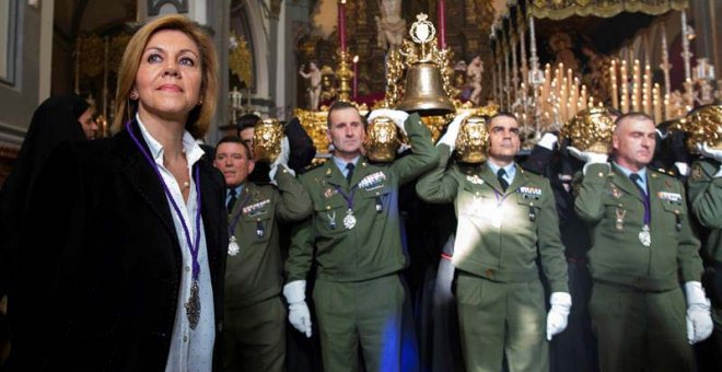 La ministra de Defensa, María Dolores de Cospedal, tras dar los primeros toques de campana al trono del Cristo de Animas de Ciego de las Reales Cofradías Fusionadas de Málaga. | EFE