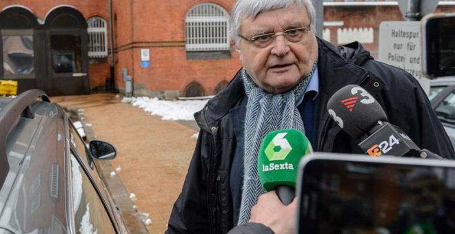 Wolfgang Schomburg, abogado alemán del expresidente catalán Carles Puigdemont, hace una declaración a medios españoles a su salida de la prisión de Neumünster. | JENS SCHLUETER