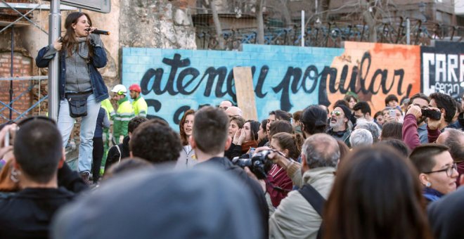 Manifestación llevada a cabo ante el Ateneu Popular de Sarrià contra el ataque de ultraderechistas. EFE