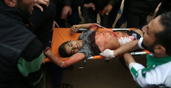Un joven palestino es trasladado en una camilla después de haber sido herido durante una manifestación cerca de la frontera con Israel al este de Jabalia en la franja de Gaza.- Mohammed ABED / AFP