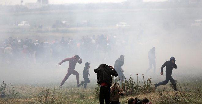 Varios palestinos huyen de gases lacrimógenos durante los enfrentamientos con soldados israelíes en el este de Beit Hanun, norte de la Franja de Gaza. EFE