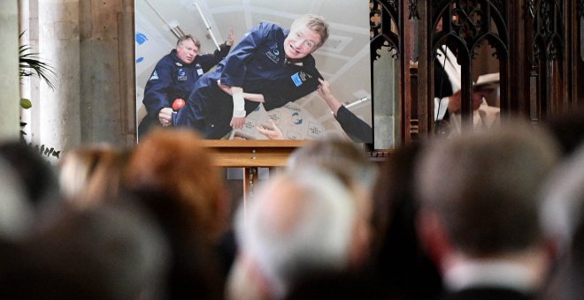 Una foto de Hawking ha presidido el funeral por el científico inglés./ EFE