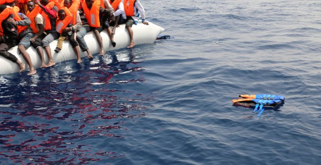 La embarcación que las autoridades europeas impidieron rescatar, salvo a los niños y mujeres enfermas. EFE