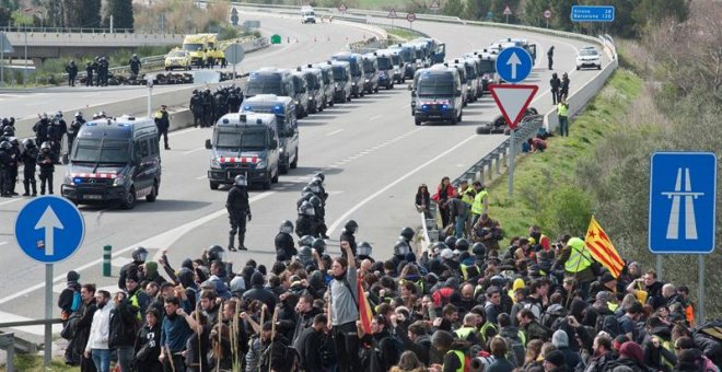 Los Mossos d' Esquadra desalojando a los manifestantes que cortaron la autopista AP-7 a la altura de la salida norte en Figueras (Girona), en protesta por la detención de Carles Puigdemont. / EFE