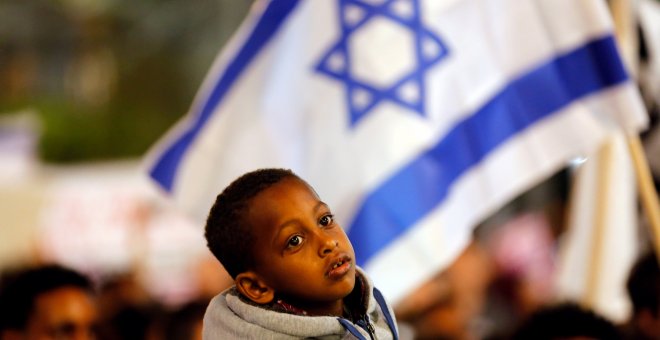 Un niño de origen africano participa en una manifestación en Tel Aviv contra el plan del gobierno para deportar a miles de migrantes y solicitantes de asilo africanos.- REUTERS
