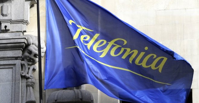 Una bandera con el logo de Telefónica, en su sede social, en la madrileña Gran Vía. AFP/Dominique Faget
