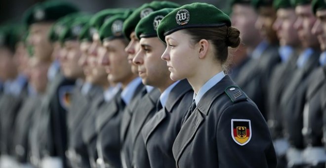 Una militar de la Guardia de Honor alemana. REUTERS