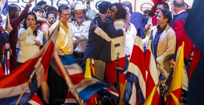 El presidente electo de Costa Rica, Carlos Alvardo, del Partido Acción Ciudadana, se abraza con la vicepresidenta electa, Epsy Campbell. EFE