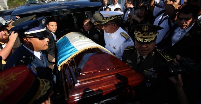 Miembros del Estado Mayor de las Fuerzas Armadas de Guatemala cargan el féretro del exdictador guatemalteco José Efraín Ríos Montt hoy, domingo 1 de abril de 2018, durante su funeral en un cementerio privado en Ciudad de Guatemala (Guatemala). El general
