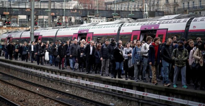 3 de abril, primer día de huelga, los usuarios del servicio ferroviario se amontonan en los andenes de la estación Sant-Lazare, París