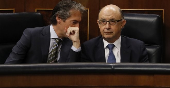 Los ministros de Fomento, Íñigo de la Serna, y de Hacienda, Cristóbal Montoro, en el Congreso de los Diputados. EFE