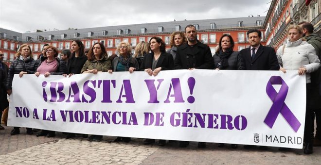 Carmena y Colau, en la plaza Mayor de Madrid. / EFE