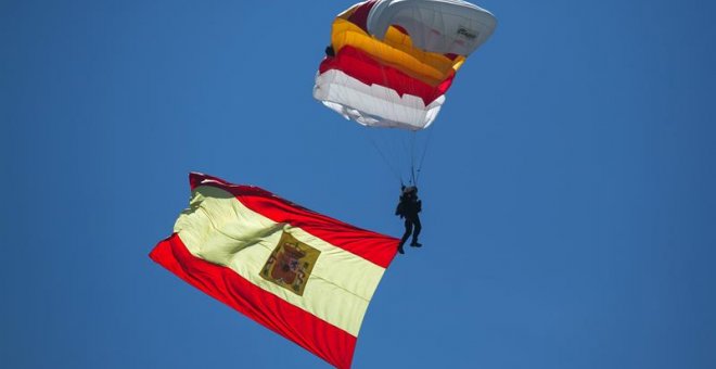 Exhibición de la Brigada Paracaidista en Málaga. EFE/Carlos Díaz