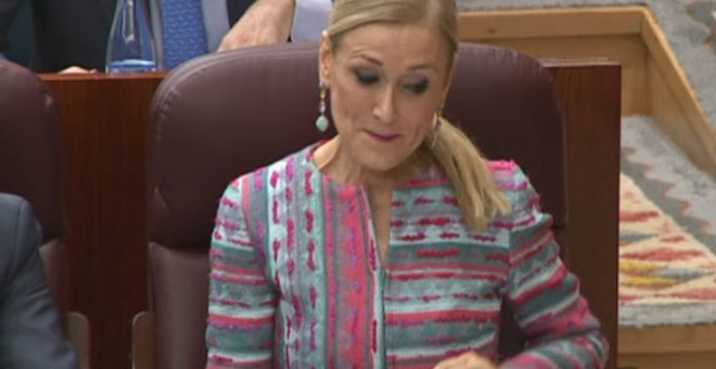 Reacción de la presidenta de la Comunidad de Madrid, Cristina Cifuentes, tras pedirle la portavoz de Podemos, Lorena Ruíz-Huerta, que dimita por el escándalo de su máster falso.