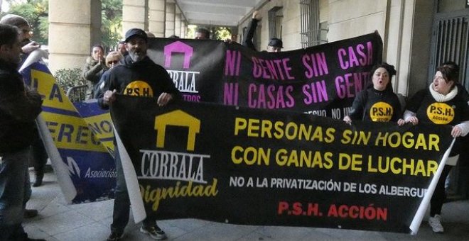 Varias personas protestan contra el encarcelamiento de los seis de la Macarena, frente al juzgado de Sevilla-. APDHA