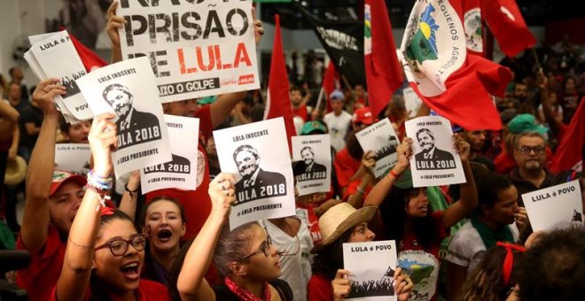 Simpatizantes del expresidente Luiz Inácio Lula da Silva siguen hoy, miércoles 4 de marzo de 2018, desde la sede del sindicato de los metalúrgicos el análisis de la Corte Suprema de si le concede o no un "habeas corpus" al expresidente, en Sao Paulo (Bras
