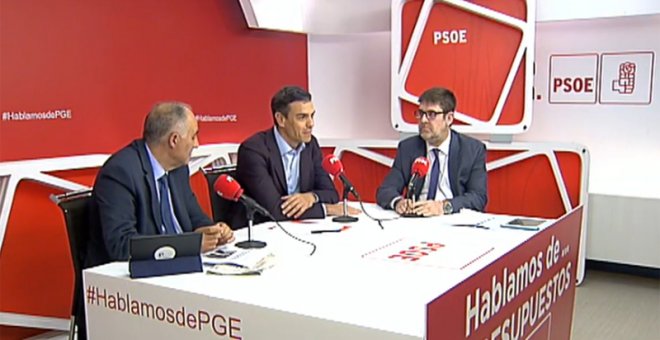 Un momento de la entrevista del líder del PSOE Pedro Sánchez realizada en la sede socialista por los directores de los periódicos 'Cinco Días' y 'El Economista'