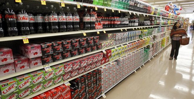 Refrescos azucarados en un supermercado británico. / REUTERS