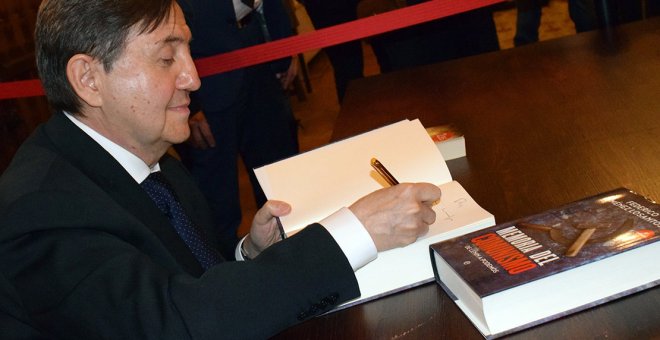 Jiménez Losantos, en Sigüenza, firmando ejemplares de su libro | Foto: Rubén Madrid