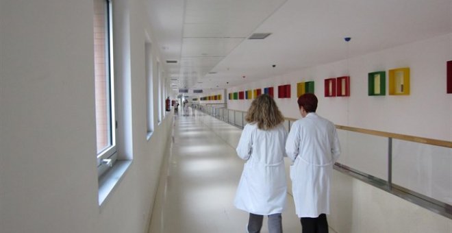 Dos profesionales de la sanidad en el pasillo de un hospital. E.P.