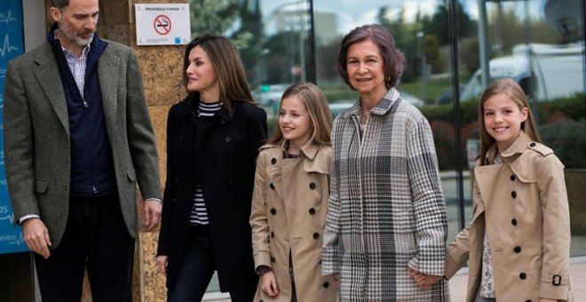 La familia real posa a la llegada al hospital donde se recupera don Juan Carlos. La reina Sofía entró de la mano de sus nietas./ EFE/Santi Donaire