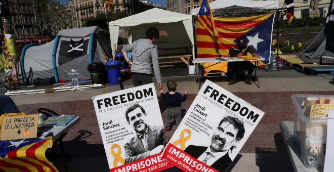 Pancartas con las fotos de los líderes de ANC, Jordi Sanchez, y de Omnium Cultural, Jordi Cuixart, en una protesta en Barcelona por el encarcelamiento de 'los Jordis'. REUTERS/Susana Vera