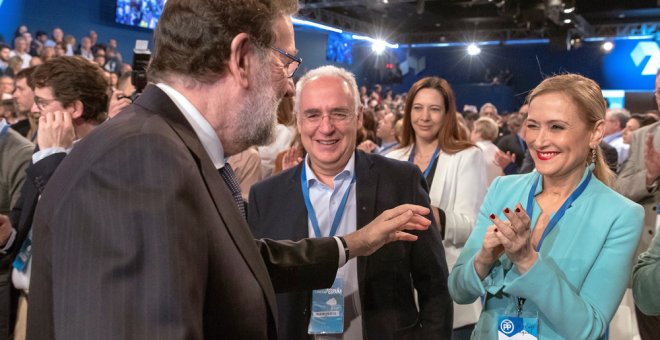 El presidente del Gobierno, Mariano Rajoy, saluda a la presidenta de la Comunidad de Madrid, Cristina Cifuentes, al comienzo del acto de clausura de la Convención Nacional del PP en Sevilla. EFE/Julio Muñoz: