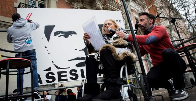 La madre del cámara José Couso interviene durante la concentración convocada este domingo ante la embajada estadounidense en Madrid / EFE/Luca Piergiovanni