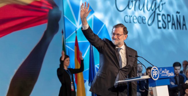 El presidente del Gobierno, Mariano Rajoy, saluda tras su intervención en el acto de clausura de la Convención Nacional del PP en Sevilla. EFE/Julio Muñoz