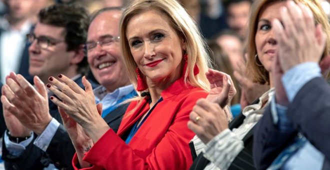 La presidenta de la Comunidad de Madrid, Cristina Cifuentes (c), aplaude durante la Convención Nacional del PP. /EFE