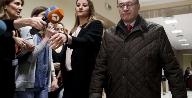 El Gobernador del Banco de España, Luis María Linde, a su llegada a la Comisión del Congreso que investiga la crisis financiera y el rescate bancario. EFE/Mariscal