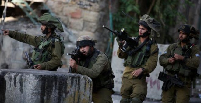 Miembros de las fuerzas israelíes toman posiciones frente a palestinos - EFE